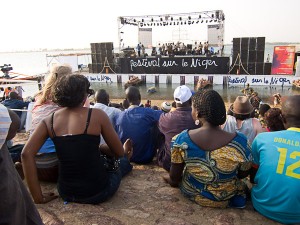 El escenario principal se encuentra situado sobre el río Níger