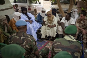Una delegación militar de la ONU se reúne con los líderes de comunidades en Kidal, al norte de Mali (Imagen: ONU)