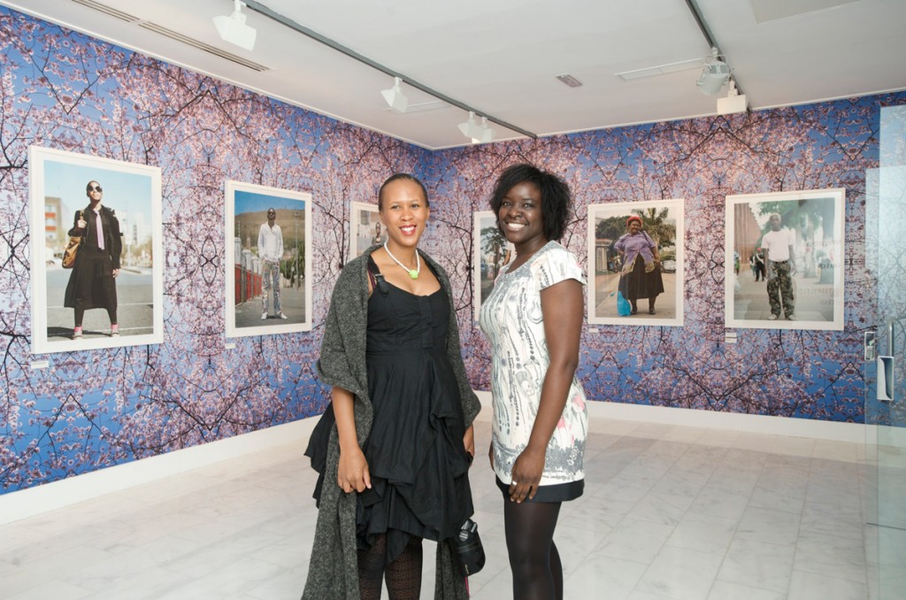 Elvira Dyangani Ose junto a la fotógrafa sudafricana Nontsikelelo Veleko durante la inauguración de la exposición 'Bienvenidos al paraíso' en Casa África (2009).