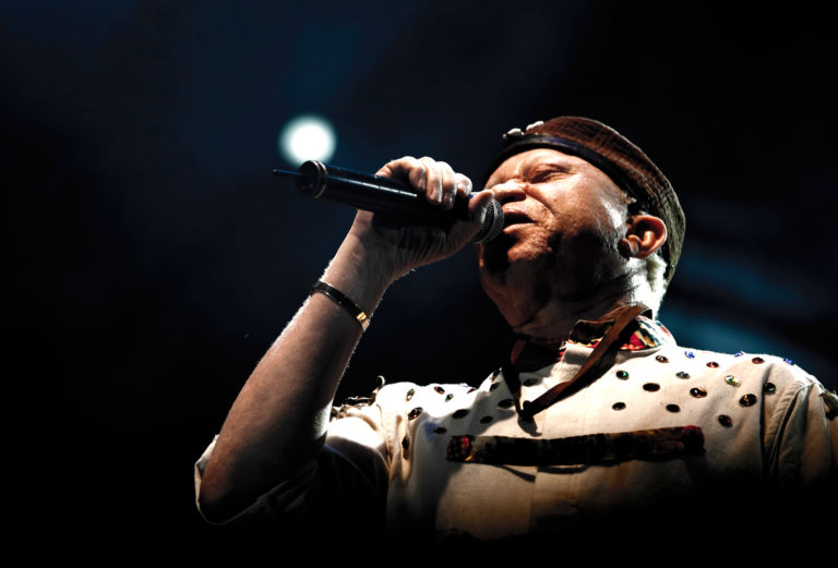 Salif Keita, durante una actuación en Sevilla (2010)