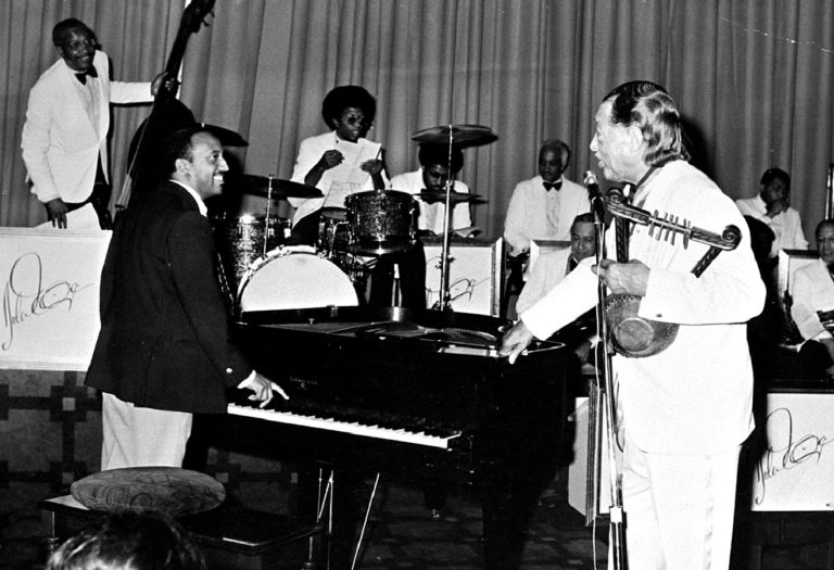Duke Ellington (derecha), junto a Mulatu Astatke, a principios de los 70 en Adis Abeba (Etiopía)