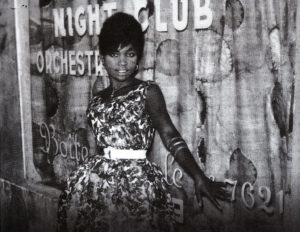 Imagen de un baile juvenil africano durante los años 60