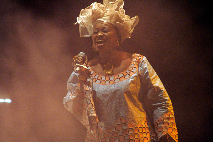 Oumou Sangaré, en el Festival sur le Niger de 2007 (Imagen de Damian Rafferty/Fly)