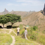 Caminando por los alrededores de Rumsiki (© Strubell/Martínez-Pantoja)