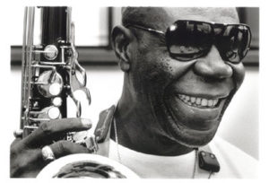 Manu Dibango junto a su saxofón (imagen de Luc Saint-Elie)