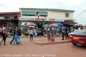 Tienda de alimentación en el mercado callejero en Franceville (© Strubell/Martínez-Pantoja)