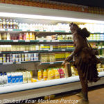 Mujer himba en un supermercado de Opuwo (© Strubell/Martínez-Pantoja)