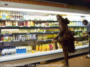 Mujer himba en un supermercado de Opuwo (© Strubell/Martínez-Pantoja)