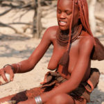 Chica himba, moliendo trigo (© Strubell/Martínez-Pantoja)