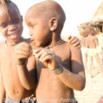 Niños himba (© Strubell/Martínez-Pantoja)