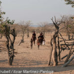 Familia himba abandonando la casa (© Strubell/Martínez-Pantoja)