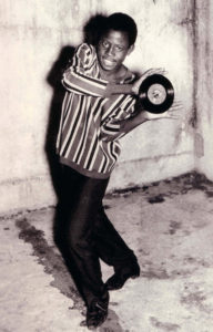 Un joven malí, fotografiado durante un baile por Malick Sidibé