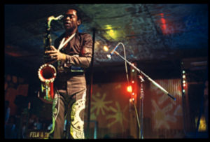 Fela, durante una de sus actuaciones en el Africa Shrine (Imagen de Howard Cash)