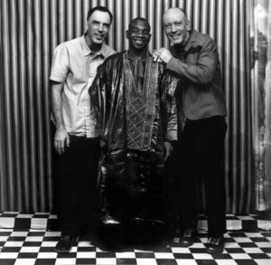 Arnaldo Antunes, Toumani Diabaté y Edgard Escandurra, fotografiados por Malick Sidibé.