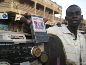Vendedor de música en el mercado central de Bamako (Malí)