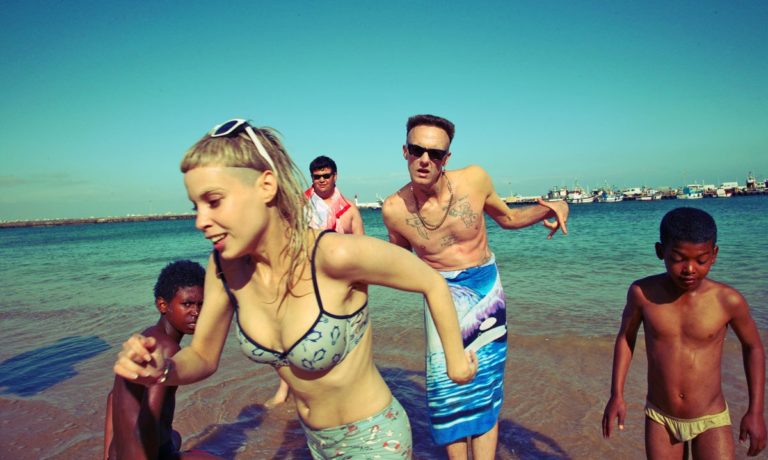 Yolandi Visser y Watkin Tudor Jones, cantantes del grupo de rap Die Antwoord.