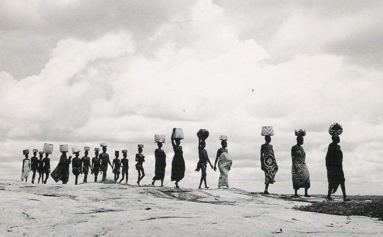 Mujeres nubias transportan agua en una zona desértica del norte de Sudán.