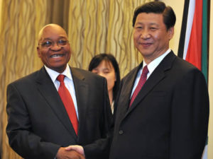 El presidente de Sudáfrica, Jacob Zuma, saluda a Xi Jiping a su llegada al país africano (Imagen: Gobierno de Sudáfrica)