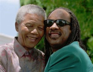 Mandela junto a Stevie Wonder