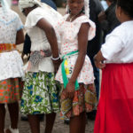 Mujeres realizando una ofrenda cerca de la Iglesia de Santa Cruz, en São João dos Angolares