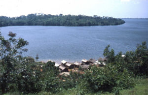 Imagen de la laguna Ébrié vista desde Tiagba (Imagen: Zenman | Wikimedia Commons)