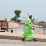 Predicador paseando por las calles de Luanda