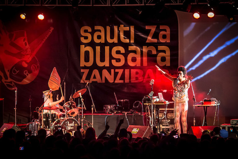 Actuación de OY en el festival Sauti Za Busara 2014 (Imagen: Peter Bennett)