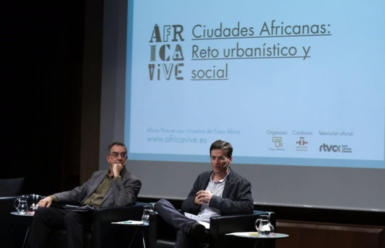 Manuel J. Martín y Vicente Díaz presentaron 'Un modo de afrontar la ciudad africana', el trabajo ganador del V Premio de Ensayo Casa África