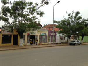 Ejemplo de construcciones anexas en patios delanteros de antiguas viviendas coloniales destinadas a la actividad comercial.