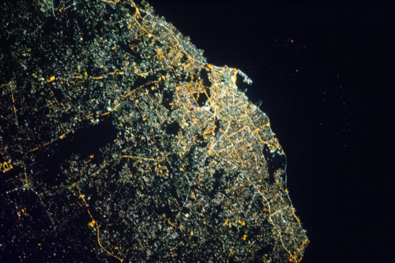Vista espacial nocturna de la ciudad de Trípoli (Imagen | Nasa).