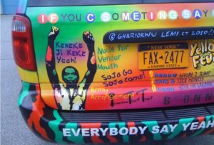 Coche decorado con el musical 'Fela!' en el teatro Eugene O'Neill de Nueva York.