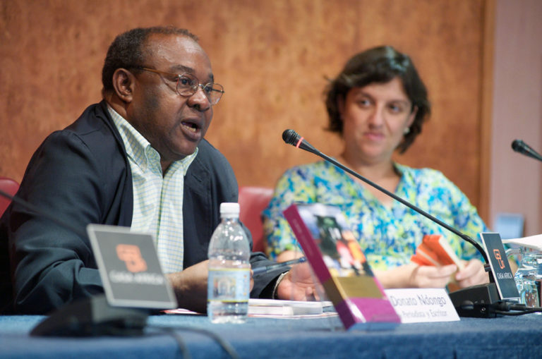 Donato Ndongo, durante su participación en una sesión del Club de Lectura de Casa África en 2009.