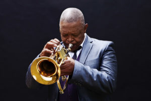 Masekela fue uno de los músicos negros pioneros que conquistaron una cuota comercial y popular en la Sudáfrica del 'apartheid'.