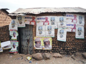 Carteles electorales de 2011 en un pueblo nigeriano cercano a la frontera con Camerún. Imagen: Carsten ten Brink