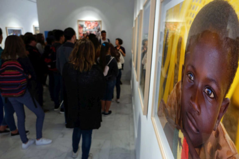 Los alumnos del IES Vecindario, durante su visita a la exposición «Géntu Ndaw»