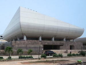 Teatro Nacional de Ghana, en Accra, construido de manera gratuita por China e inaugurado en 1992. Imagen: David Stanley
