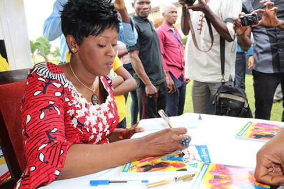 Anzata Ouattara, durante la firma del quinto tomo de Coups de la Vie (Imagen: Gbich)