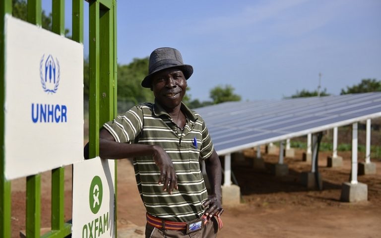 Guma Patrick, uno de los trabajadores de los sistemas de agua alimentados por energía solar (Imagen: Julius Kasujja / Oxfam).