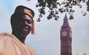 El músico nigeriano Ebenezer Obey, fotografiado ante el Big Ben de Londres para la portada de su disco «On My Town», publicado en 1970.