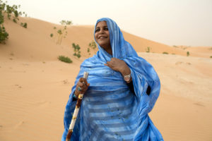 Desde Mauritania llega la cantante Noura Mint Seymali, toda una de su país.