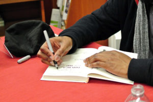Teju Cole, firmando ejemplares en la Harvard Book Store (Cambridge, EE. UU.). Imagen: Lorianne Di Sabato.