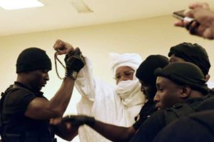 H. Habré durante la primera audencia de su juicio (foto: elmundo.es)