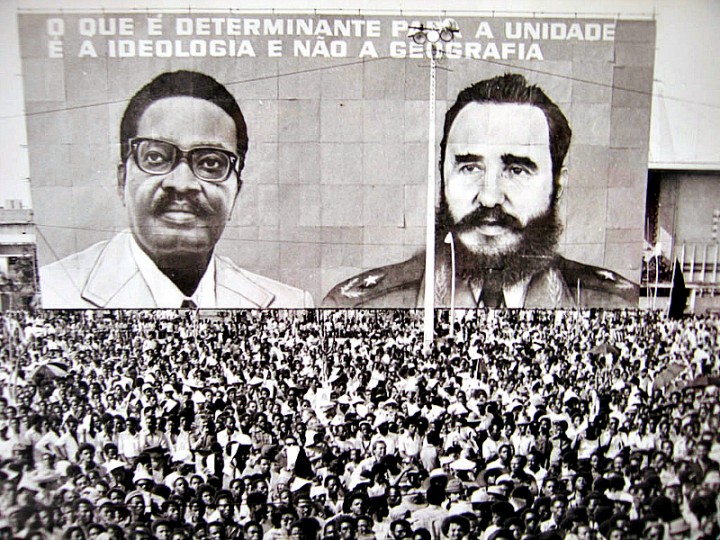 Cartel del primer presidente angoleño, Agostinho Neto, y Fidel Castro tras la celebración de la Independencia de Angola.