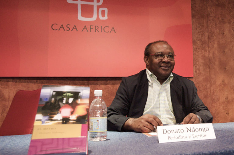 Donato Ndongo, durante una charla del club de lectura de Casa África en 2009