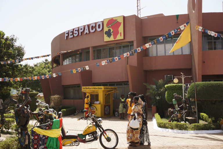 Durante nueve días, la sede oficial del Fespaco ha sido punto de encuentro de cineastas, miembros de la industria cinematográfica y espectadores (Imagen: Òscar Gelis).