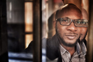 Nacido en Michigan en 1975, Teju Cole creció en Nigeria y en 1992 se estableció en Estados Unidos (Imagen: Martin Lengemann)