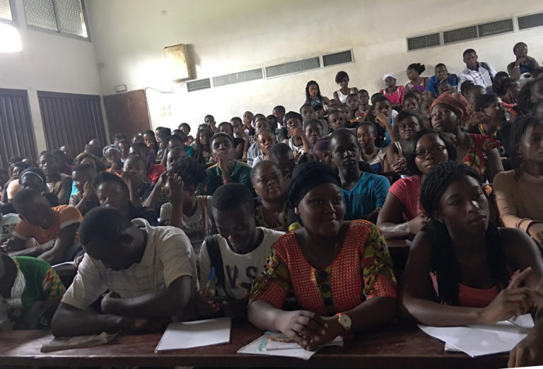 Estudiantes de español en la Universidad Félix Houphouët-Boigny de Abiyán.