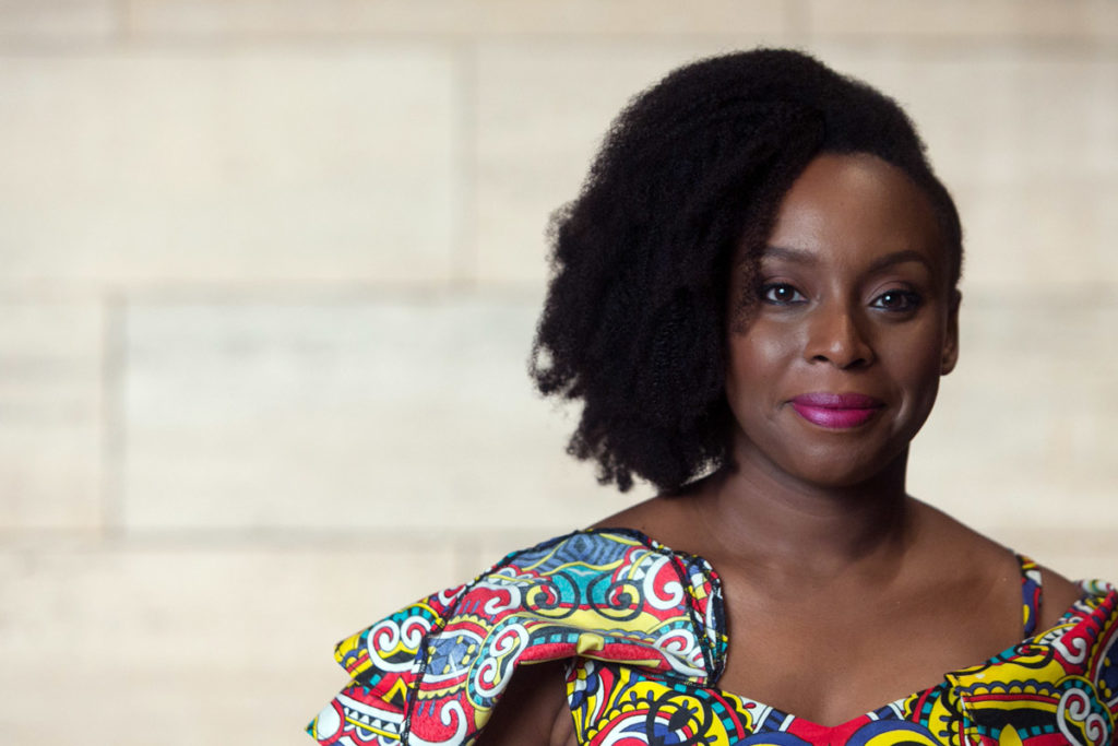 Chimamanda Ngozi Adichie aseguró que siente que la escritura es un don de sus ancestros (Imagen: © CCCB, Miquel Taverna, 2017)