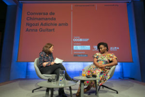 Chimamanda Ngozi Adichie participó el 4 de octubre en una charla con Anna Guitart en el CCCB (Imagen: © CCCB, Miquel Taverna, 2017)