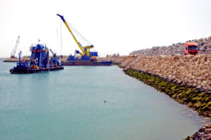 Aspecto de una de las fases de la construcción del nuevo puerto de Tarfaya, actualmente concluido
